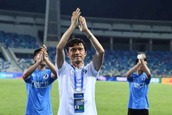 吉鲁在联赛中登场14次，贡献8球5助攻。